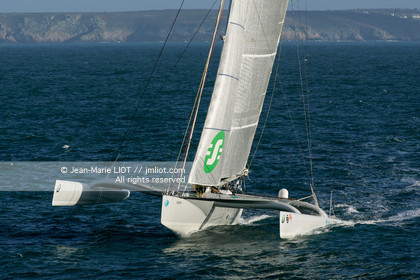 Départ du Trophée Jules Verne du maxi trimaran Geronimo, skipper Olivier de Kersauzon, 28 décembre 2004, Photo Jean-Marie LIOT - www.jmliot.com.