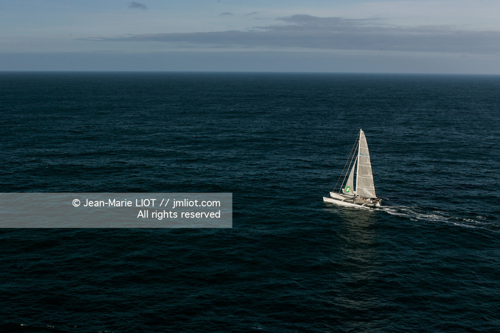 Départ du Trophée Jules Verne du maxi trimaran Geronimo, skipper Olivier de Kersauzon, 28 décembre 2004, Photo Jean-Marie LIOT - www.jmliot.com.