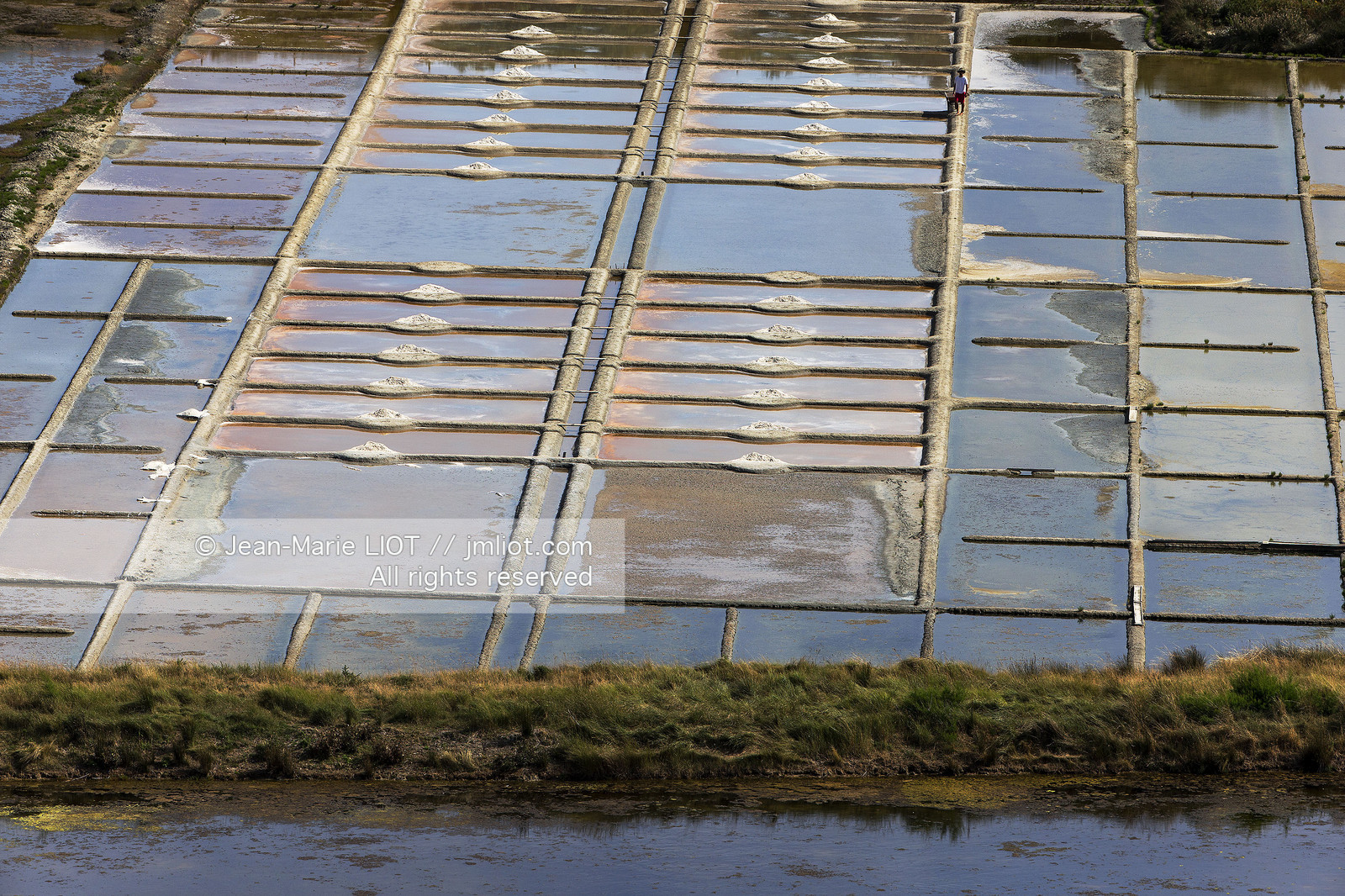 Carnac, vue aerienne des marais salants..© JEAN-MARIE LIOT.Carnac, aerial view of the salt marshes