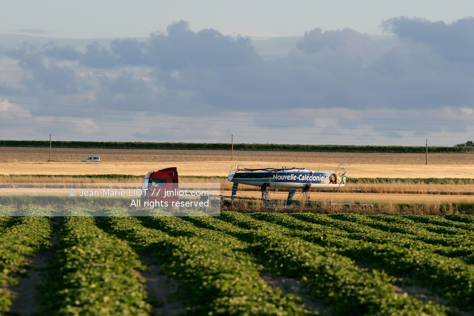 Le 13 juillet..les bateaux sont grutés et passent par la route entre l'Atlantique et la Mediterranée.