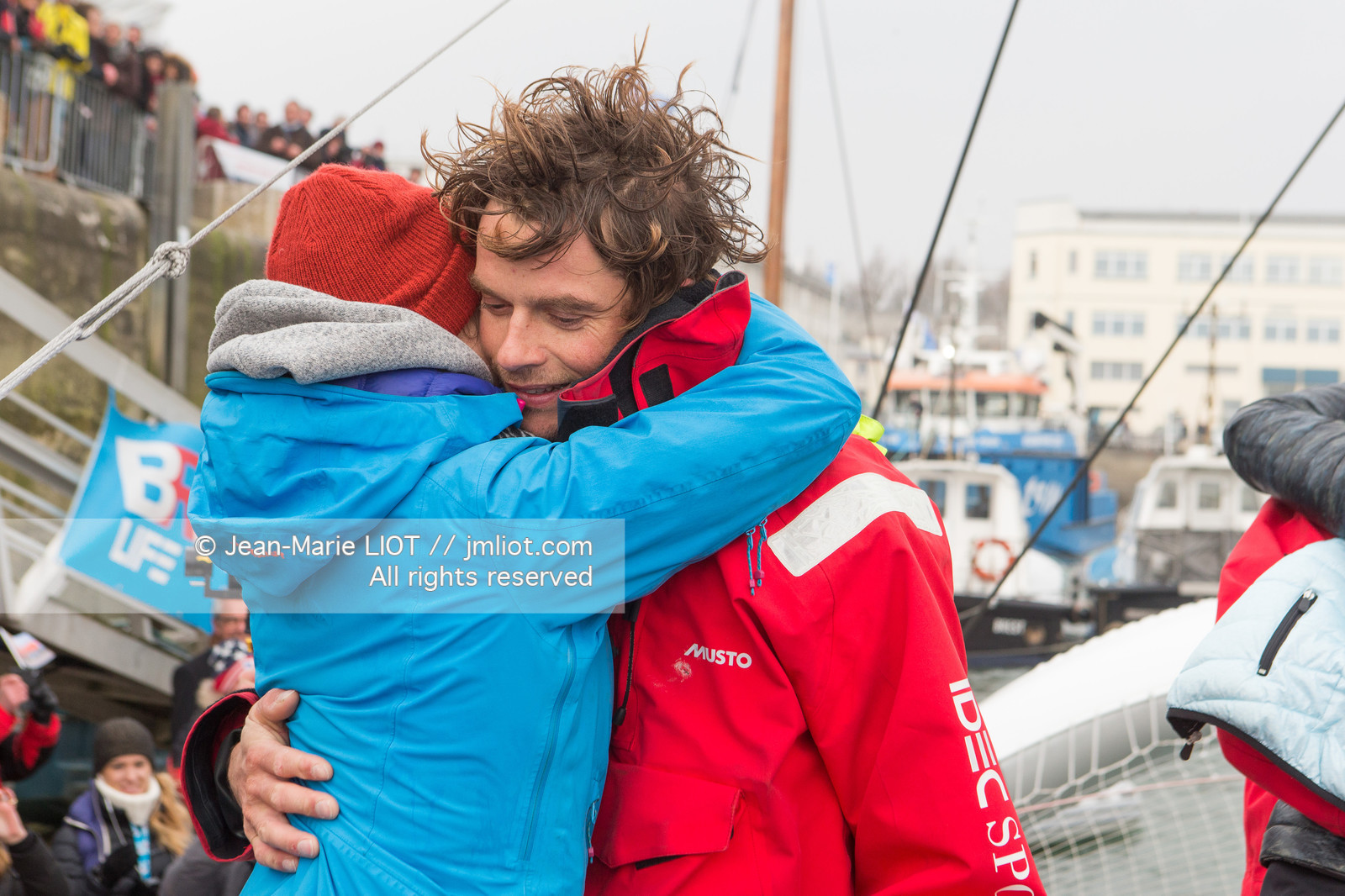 IDEC SPORT- ARRIVEE  RECORD TROPHEE JULES VERNE