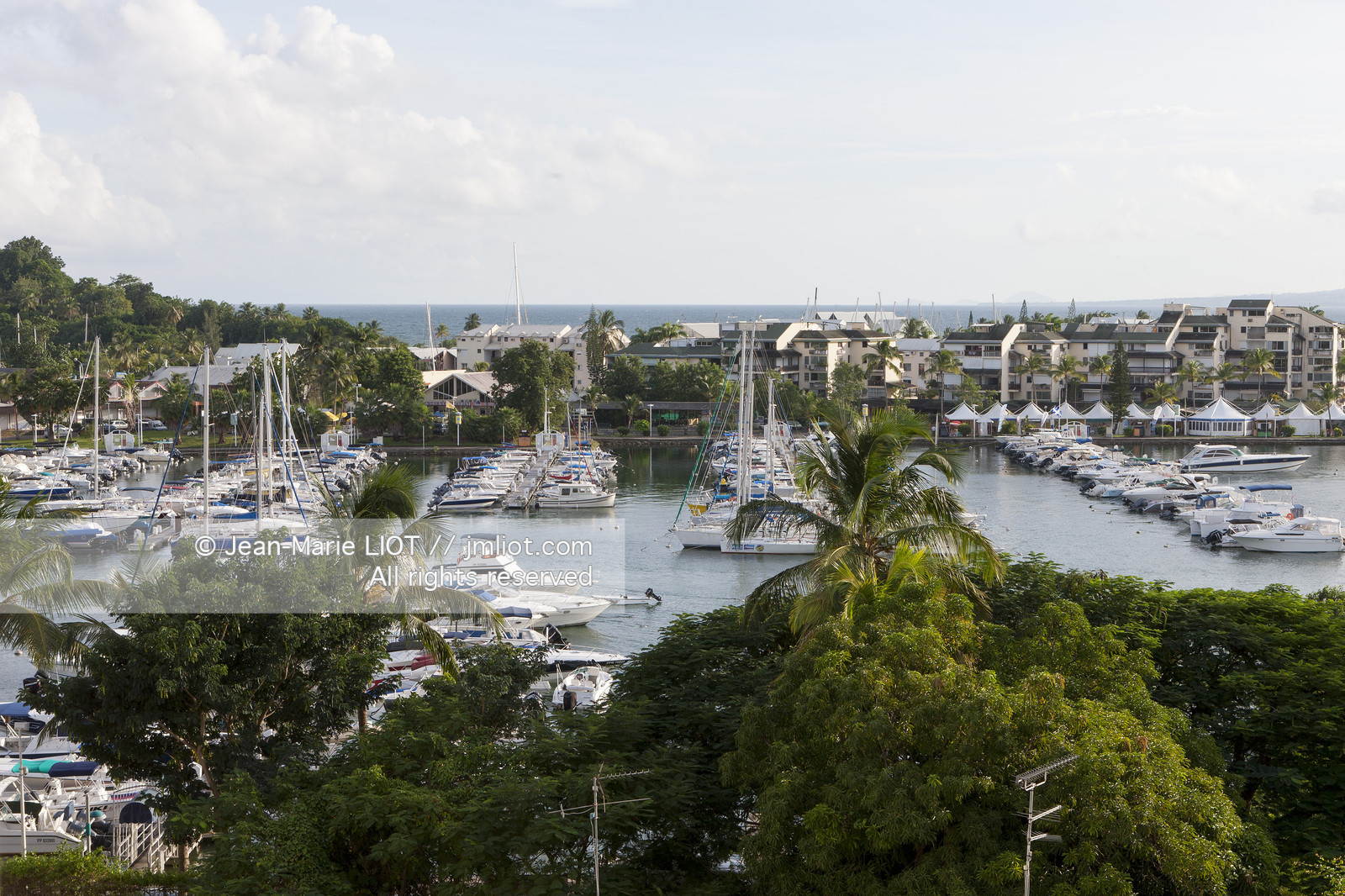 La Guadeloupe est un departement français d'Outre Mer situe dans l'archipel des Antilles. L'ile est bordee d'une part par la Mer des Caraïbes et l'Ocean Atlantique..La guadeloupe est composé de deux îles: la Grande-Terre et la Basse-Terre..Photo © Jean-Marie Liot.