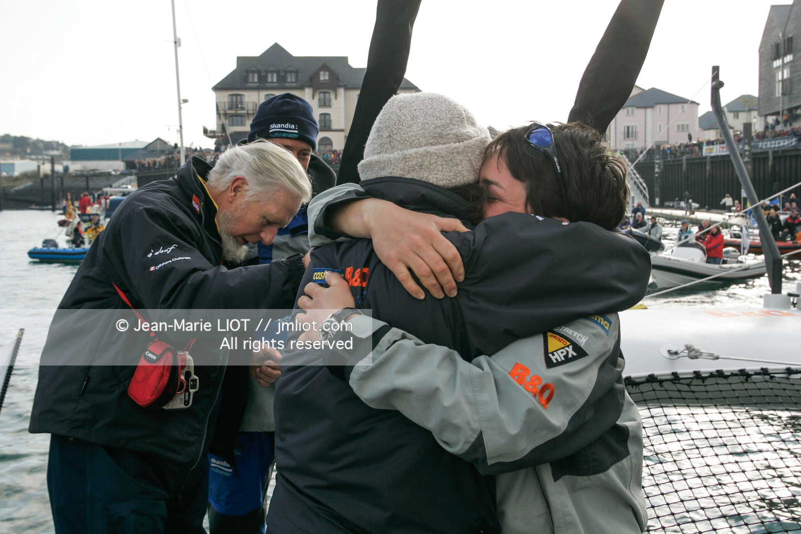 Départ d'Ellen MacArthur à bord du maxi-trimaran B&Q Castorama, pour tenter de battre le record du Tour du Monde en Solitaire sans Escale, à Falmouth (GB), le 27 novembre 2004, photo : Jean-Marie LIOT - www.jmliot.com