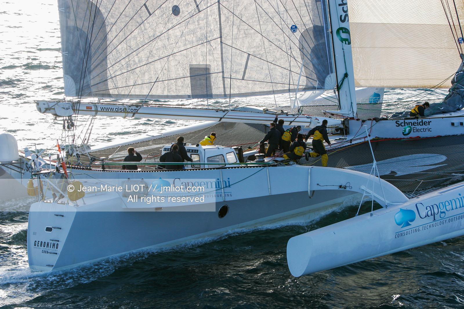 Départ du Trophée Jules Verne du maxi trimaran Geronimo, skipper Olivier de Kersauzon, 28 décembre 2004, Photo Jean-Marie LIOT - www.jmliot.com.