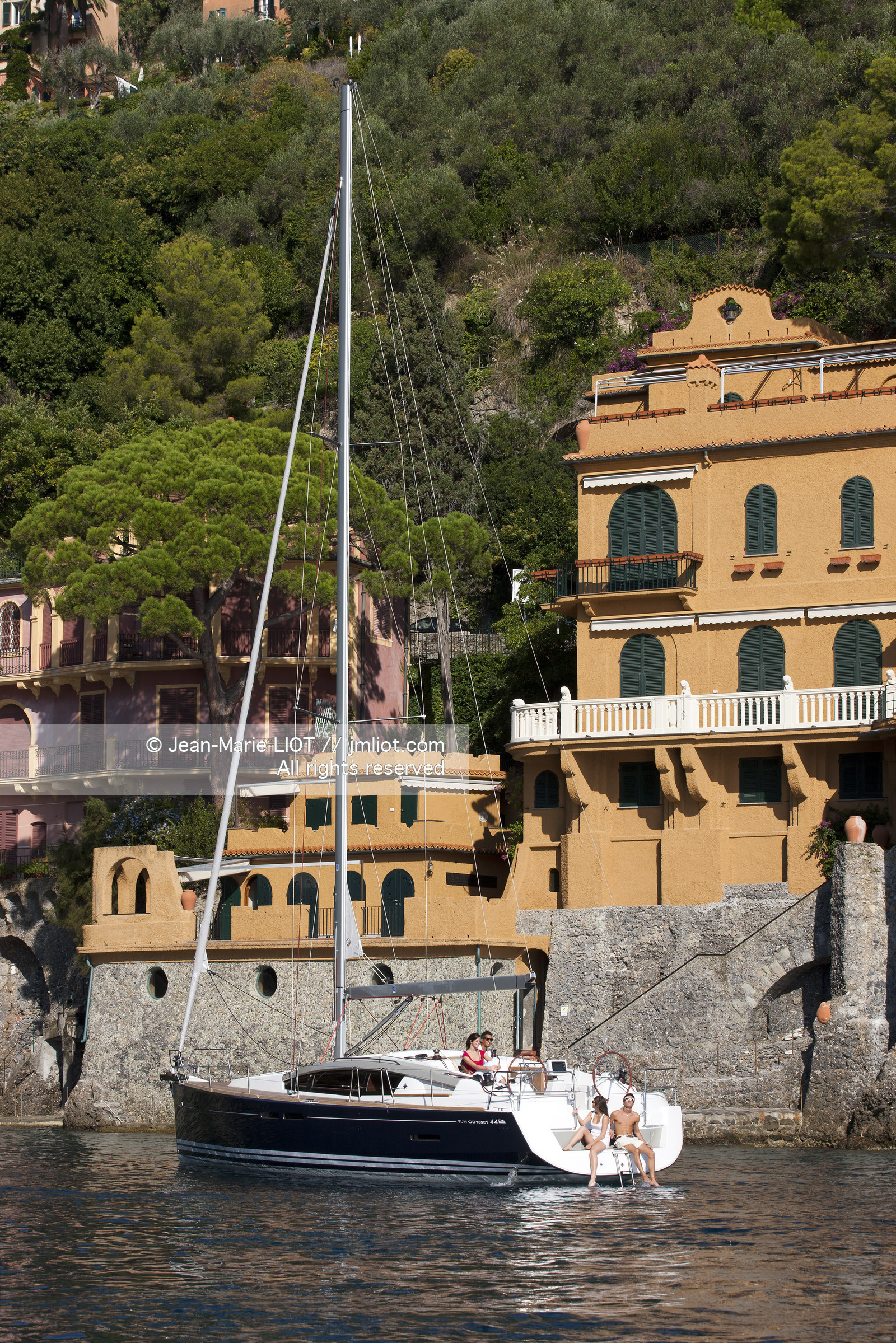Portofino,le joli port en italien est situé au creux d'une anse sur la côte Ligure. Ce petit port de pêche devenu une des stations balnéaires les plus huppées d'Italie n'a pourtant pas perdu son charme..photo © Jean-Marie Liot.