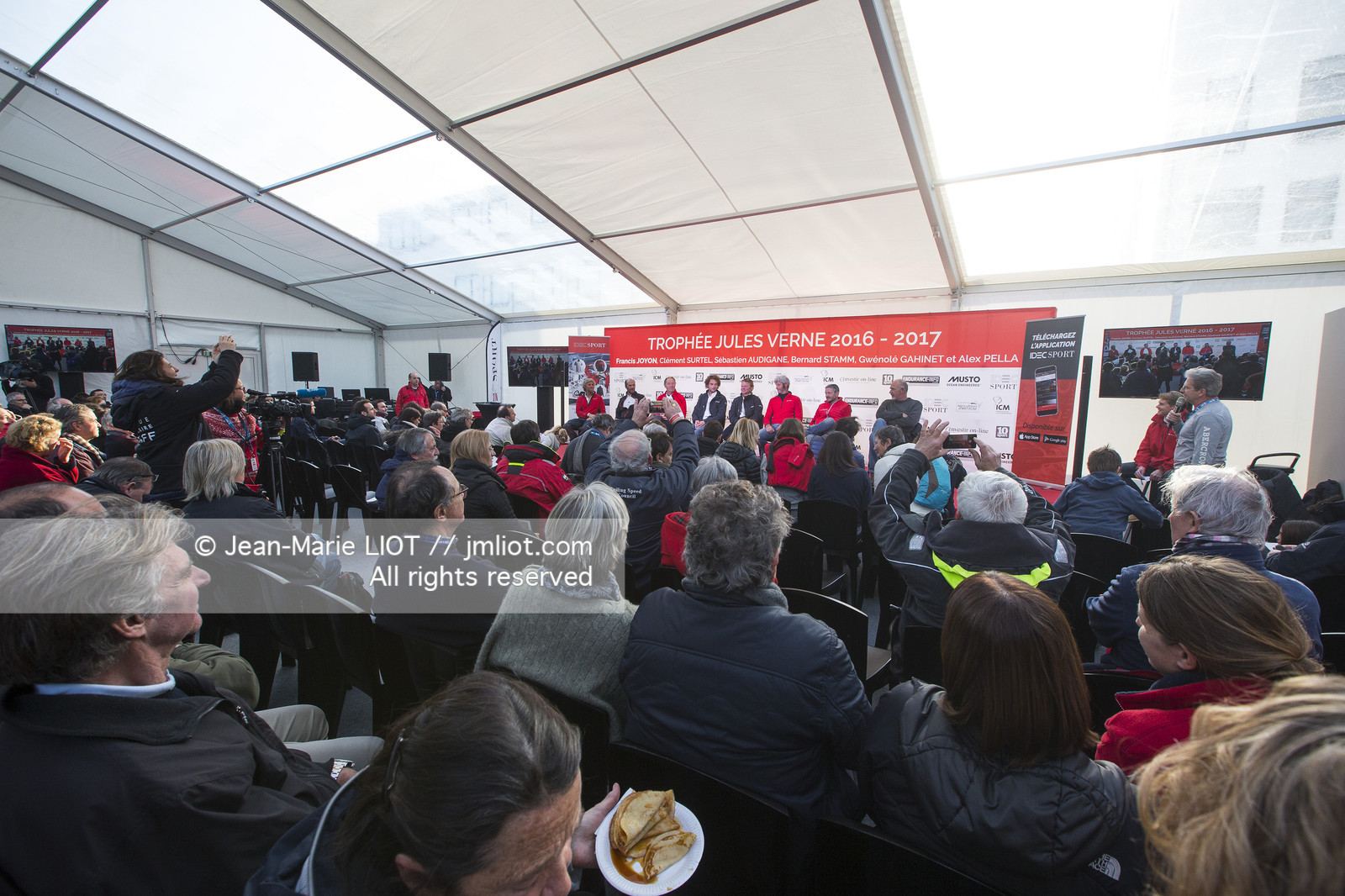 IDEC SPORT- ARRIVEE  RECORD TROPHEE JULES VERNE