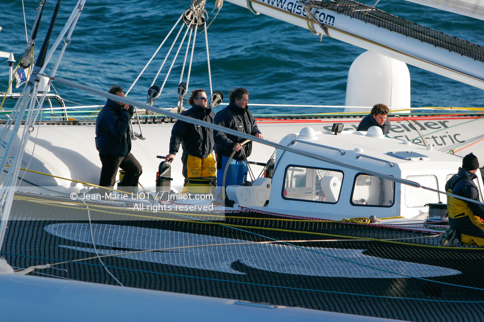 Départ du Trophée Jules Verne du maxi trimaran Geronimo, skipper Olivier de Kersauzon, 28 décembre 2004, Photo Jean-Marie LIOT - www.jmliot.com.