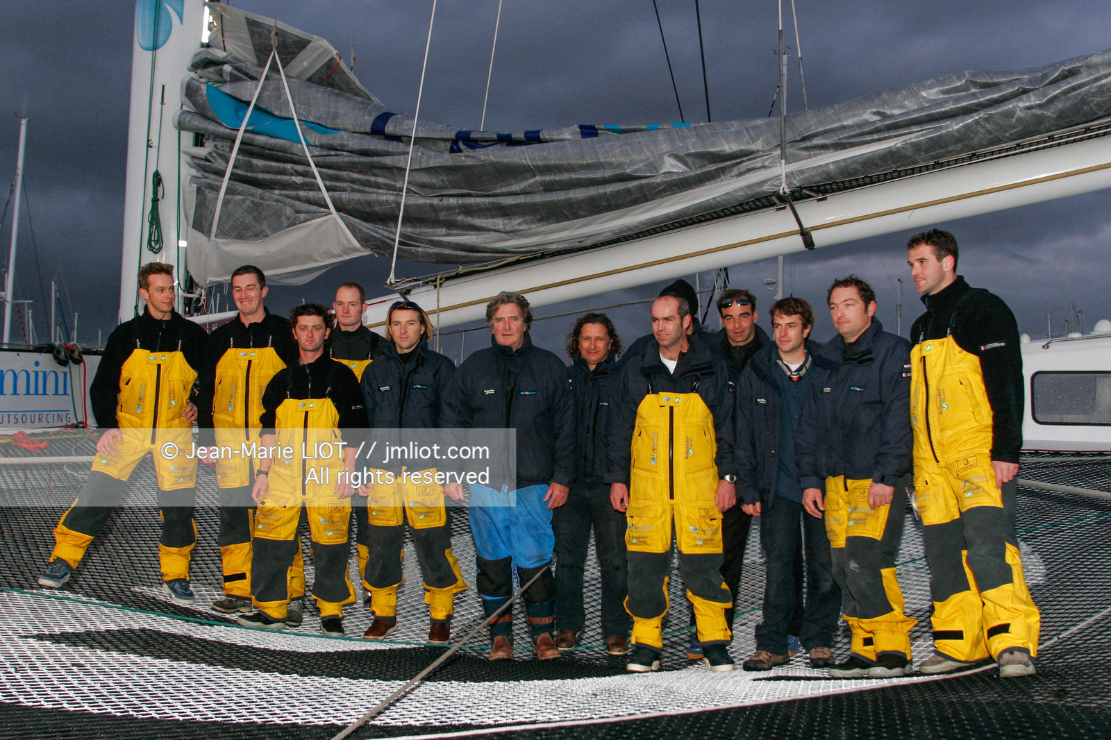 Départ du Trophée Jules Verne du maxi trimaran Geronimo, skipper Olivier de Kersauzon, 28 décembre 2004, Photo Jean-Marie LIOT - www.jmliot.com.