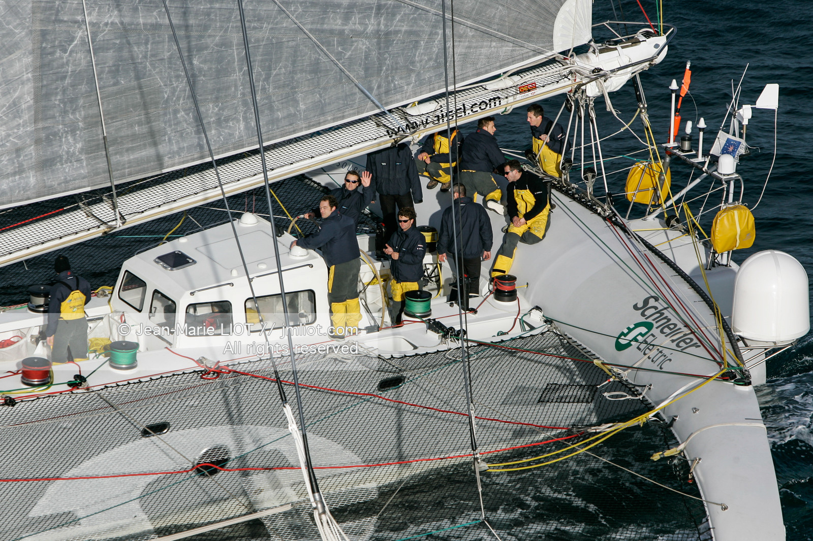 Départ du Trophée Jules Verne du maxi trimaran Geronimo, skipper Olivier de Kersauzon, 28 décembre 2004, Photo Jean-Marie LIOT - www.jmliot.com.