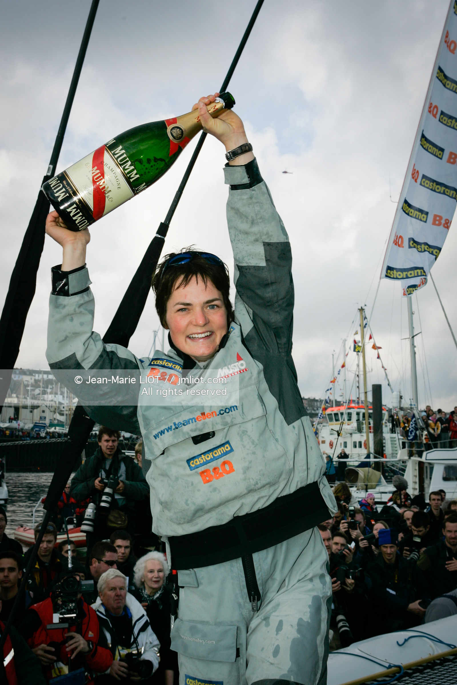 Départ d'Ellen MacArthur à bord du maxi-trimaran B&Q Castorama, pour tenter de battre le record du Tour du Monde en Solitaire sans Escale, à Falmouth (GB), le 27 novembre 2004, photo : Jean-Marie LIOT - www.jmliot.com