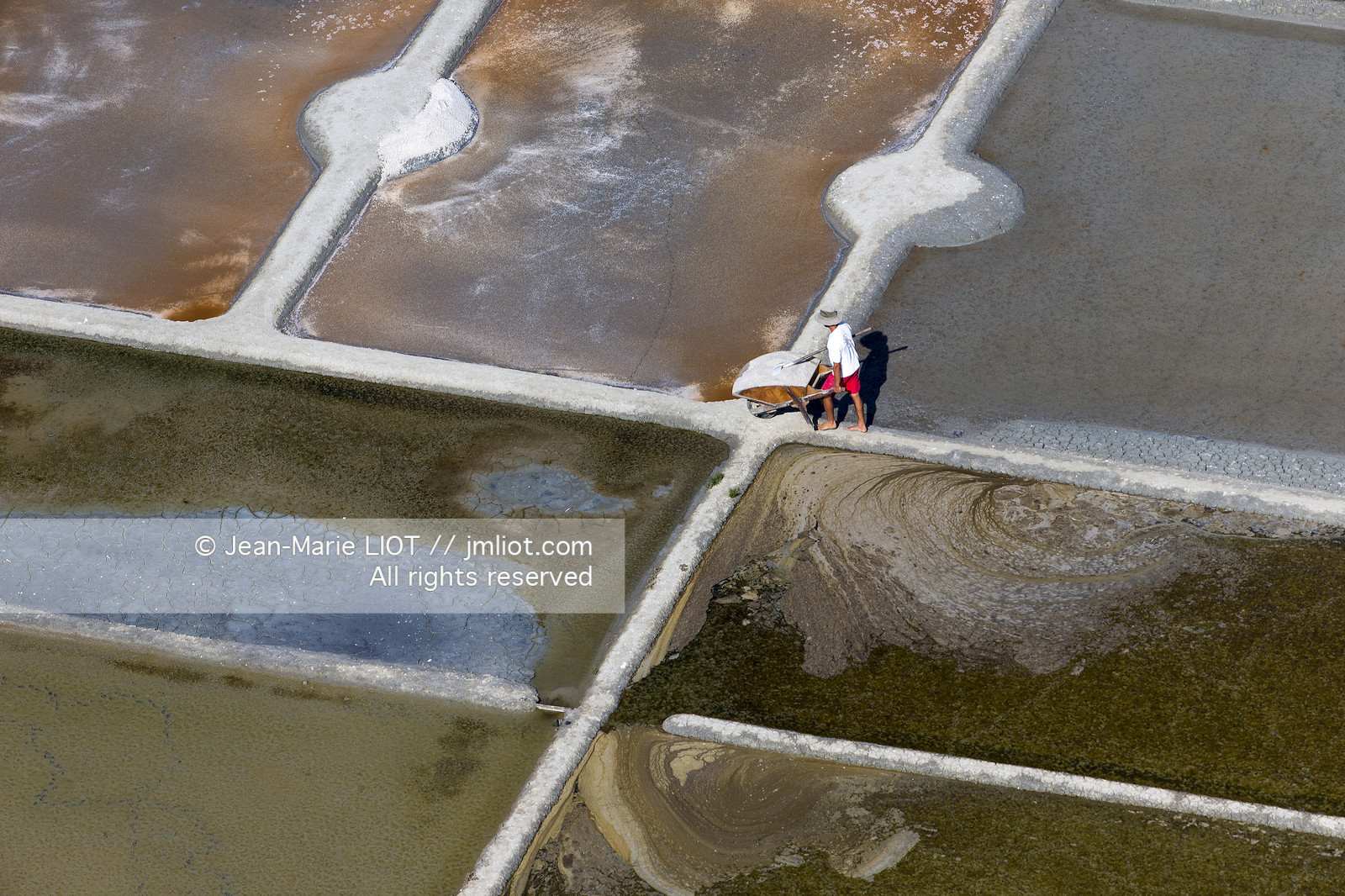 Carnac, vue aerienne des marais salants..© JEAN-MARIE LIOT.Carnac, aerial view of the salt marshes