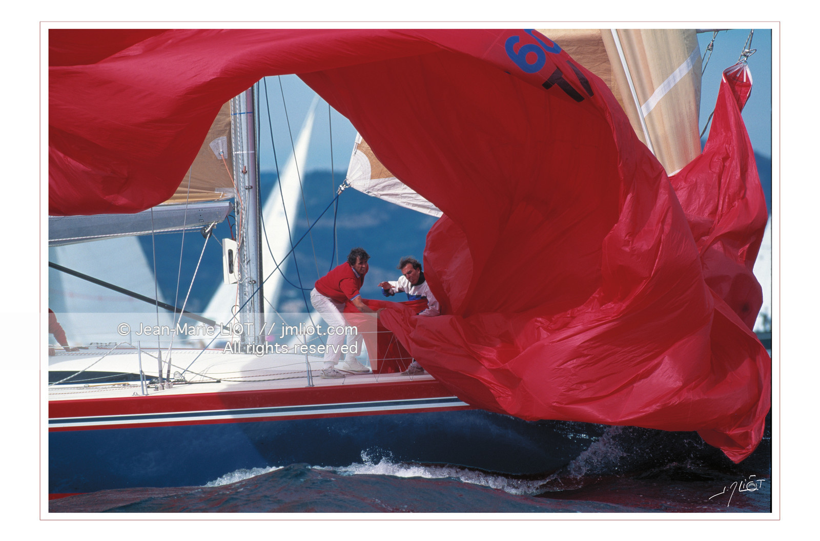 Bouabounda.Affalage de Spi rouge pendant la Nioulargue de Saint-Tropez..© Jean-Marie Liot.