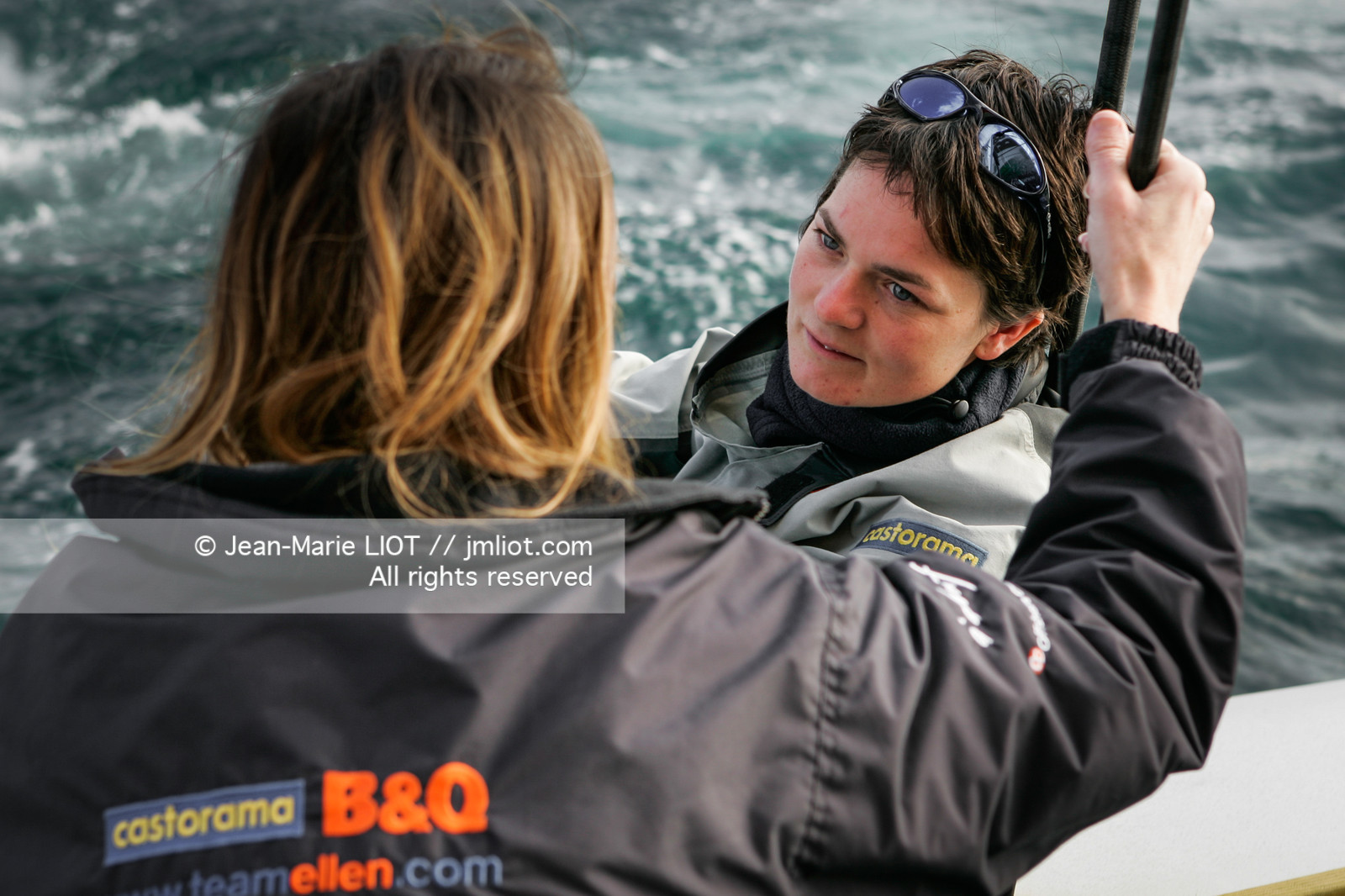 Départ d'Ellen MacArthur à bord du maxi-trimaran B&Q Castorama, pour tenter de battre le record du Tour du Monde en Solitaire sans Escale, à Falmouth (GB), le 27 novembre 2004, photo : Jean-Marie LIOT - www.jmliot.com