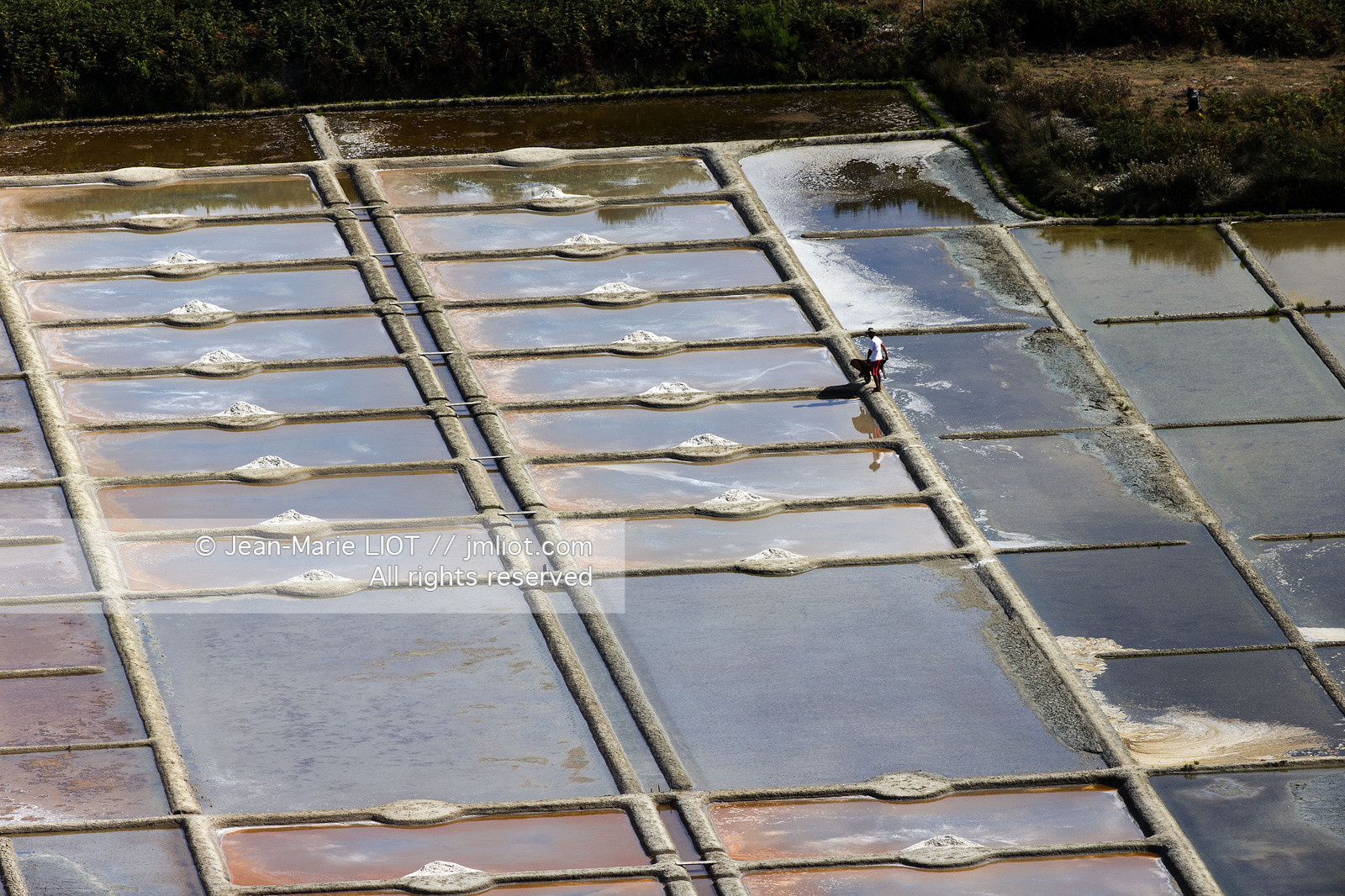 Carnac, vue aerienne des marais salants..© JEAN-MARIE LIOT.Carnac, aerial view of the salt marshes