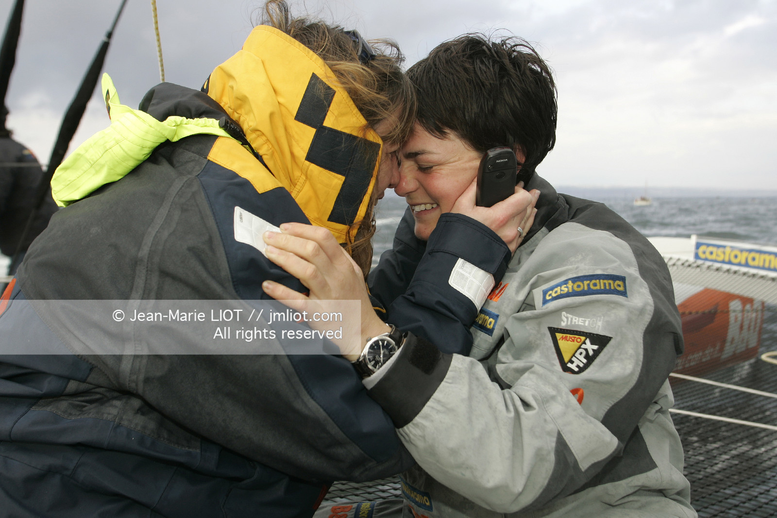 Départ d'Ellen MacArthur à bord du maxi-trimaran B&Q Castorama, pour tenter de battre le record du Tour du Monde en Solitaire sans Escale, à Falmouth (GB), le 27 novembre 2004, photo : Jean-Marie LIOT - www.jmliot.com