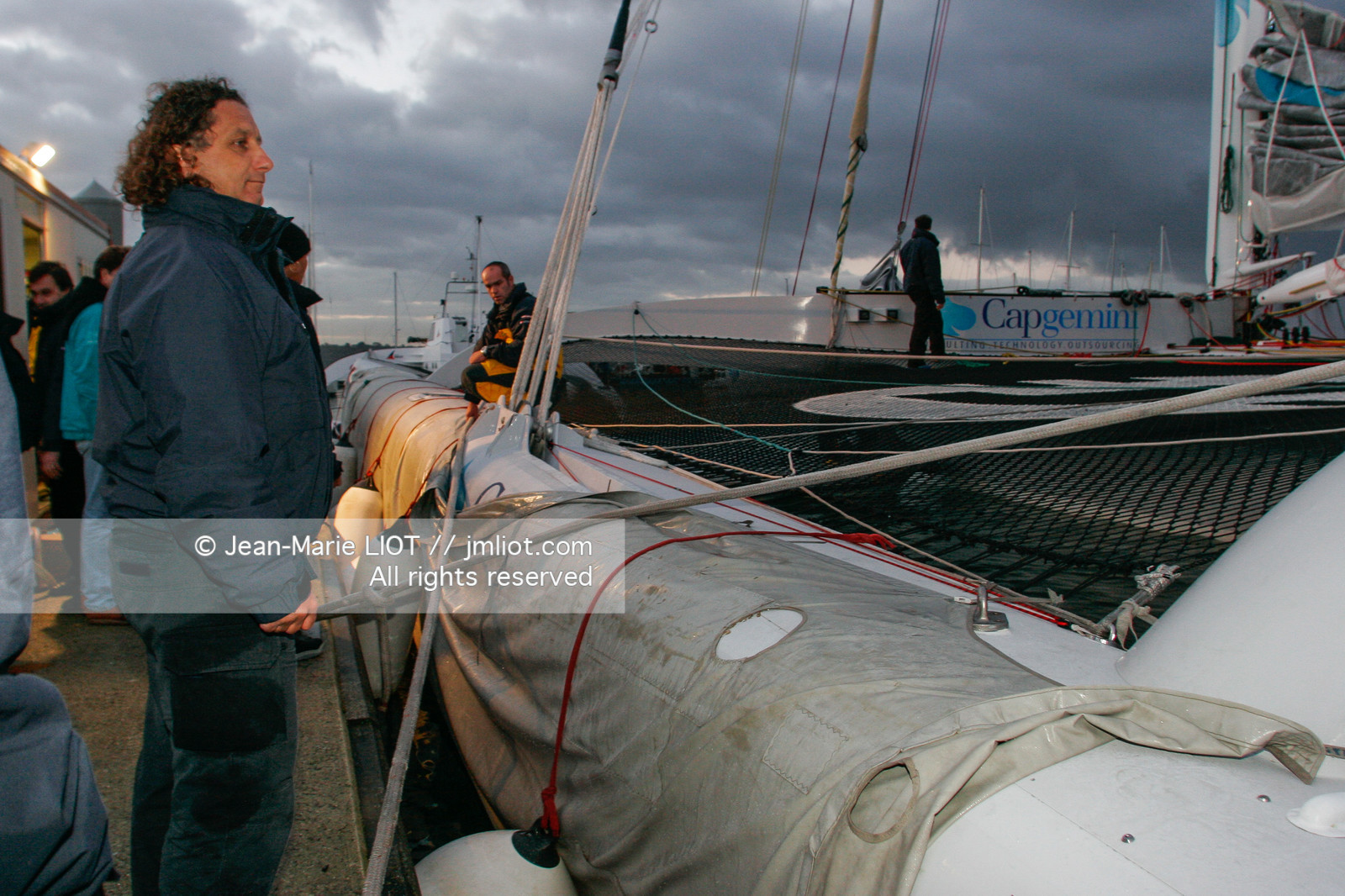 Départ du Trophée Jules Verne du maxi trimaran Geronimo, skipper Olivier de Kersauzon, 28 décembre 2004, Photo Jean-Marie LIOT - www.jmliot.com.