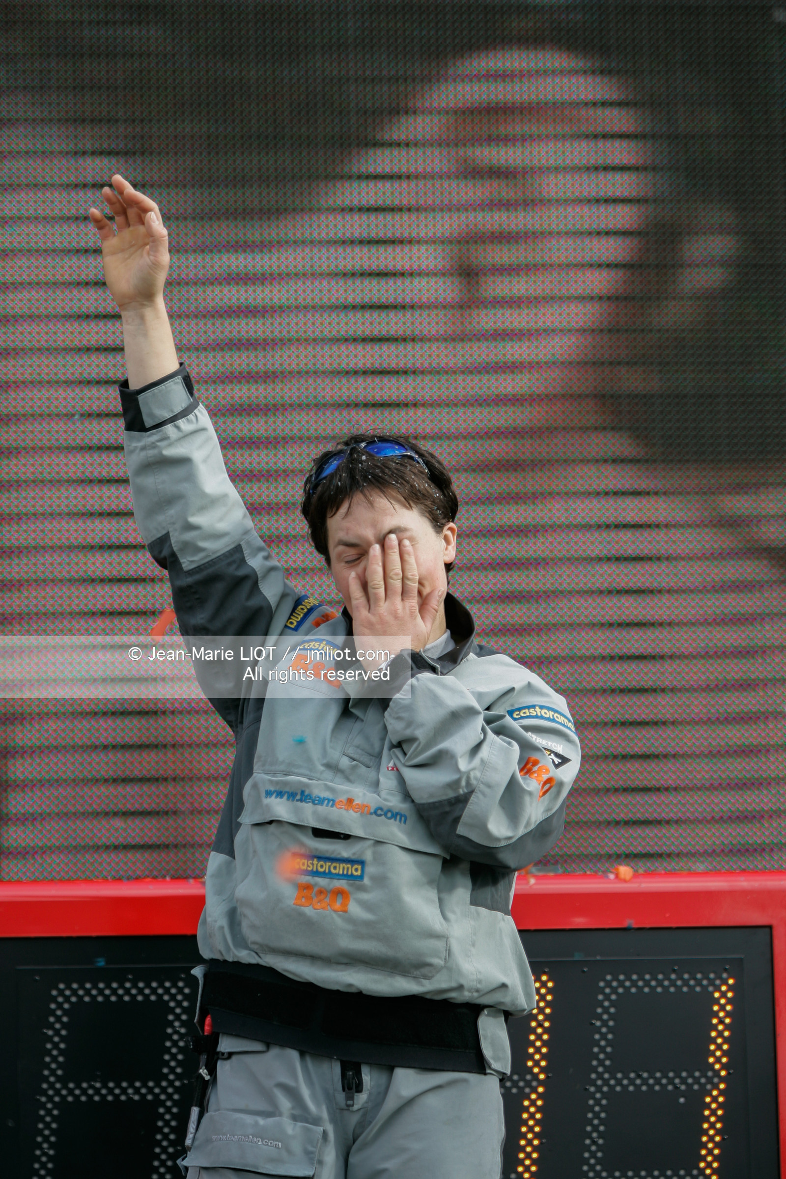 Départ d'Ellen MacArthur à bord du maxi-trimaran B&Q Castorama, pour tenter de battre le record du Tour du Monde en Solitaire sans Escale, à Falmouth (GB), le 27 novembre 2004, photo : Jean-Marie LIOT - www.jmliot.com