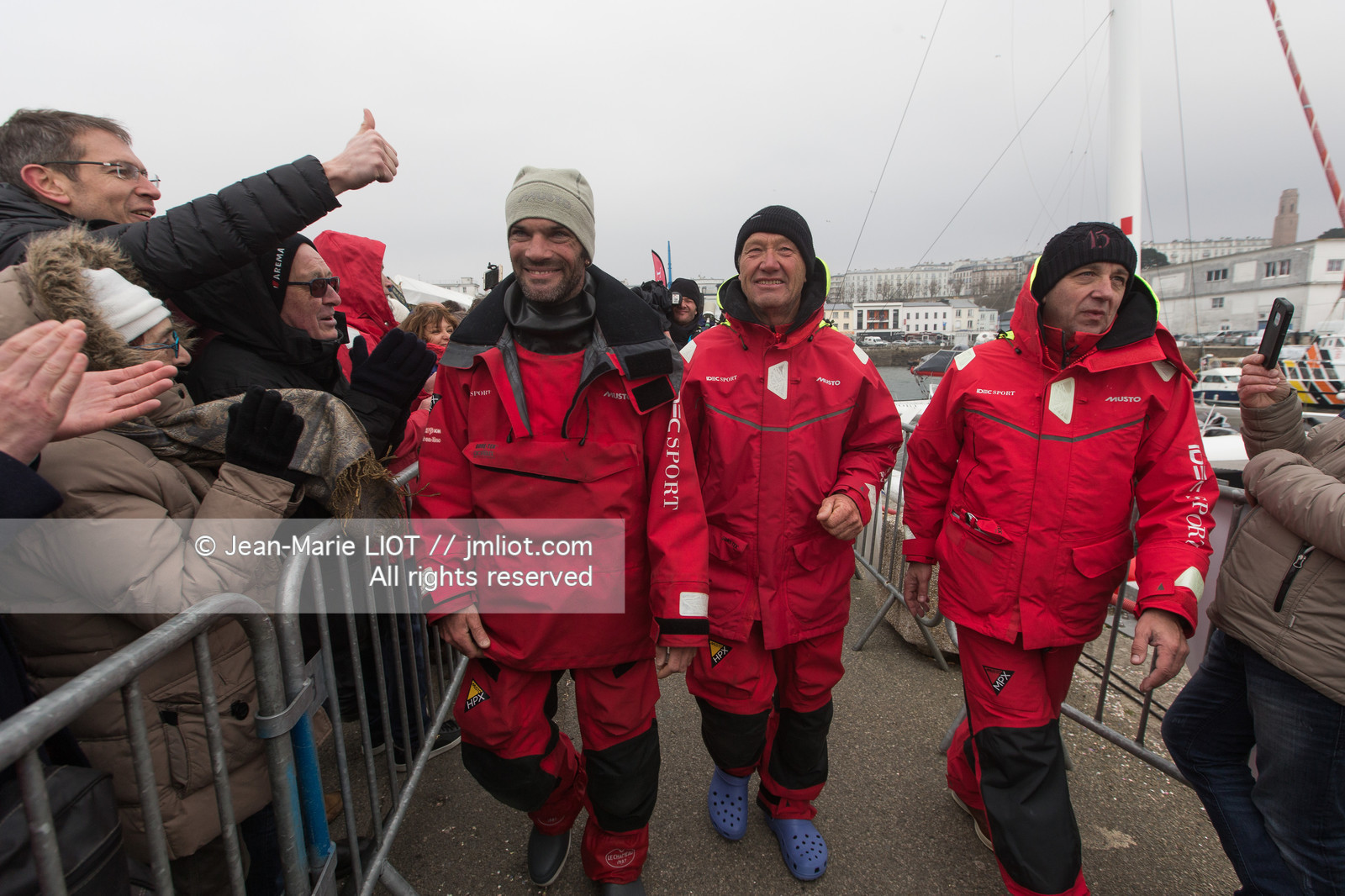 IDEC SPORT- ARRIVEE  RECORD TROPHEE JULES VERNE