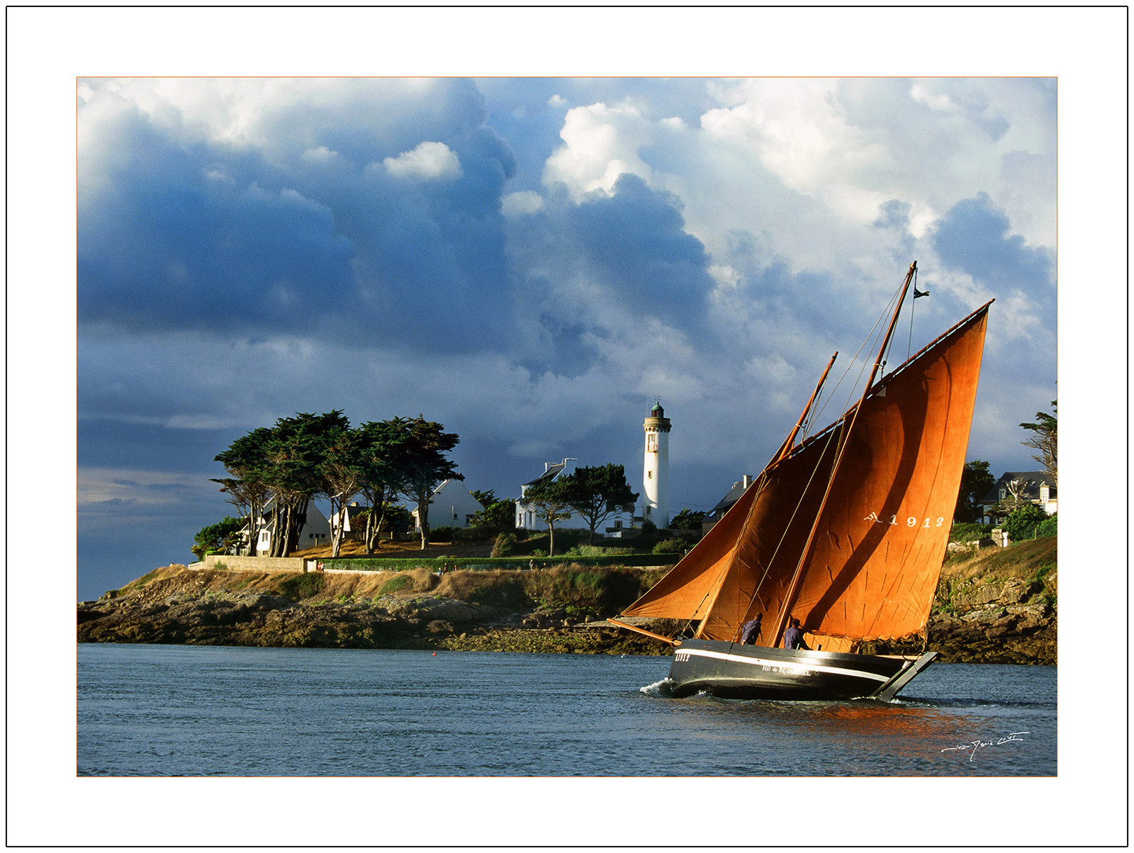 le célèbre poster du Forban du Bono, au pied de Port Navalo un soir d'été, est disponible en bord noir ou blanc, sous plusieurs formats :- 30 x 40 cm- 60 x 80 cmEt également en format panoramique :- 25 x50 cm- 50 x 100 cmLes tirages sont réalisés par un laboratoire en Bretagne, certifié pour sa qualité professionnelle, sur papier Canson Lustré rendu satiné, 310 g m2Pour passer commande, cliquez sur le Caddie et suivez la procédure.