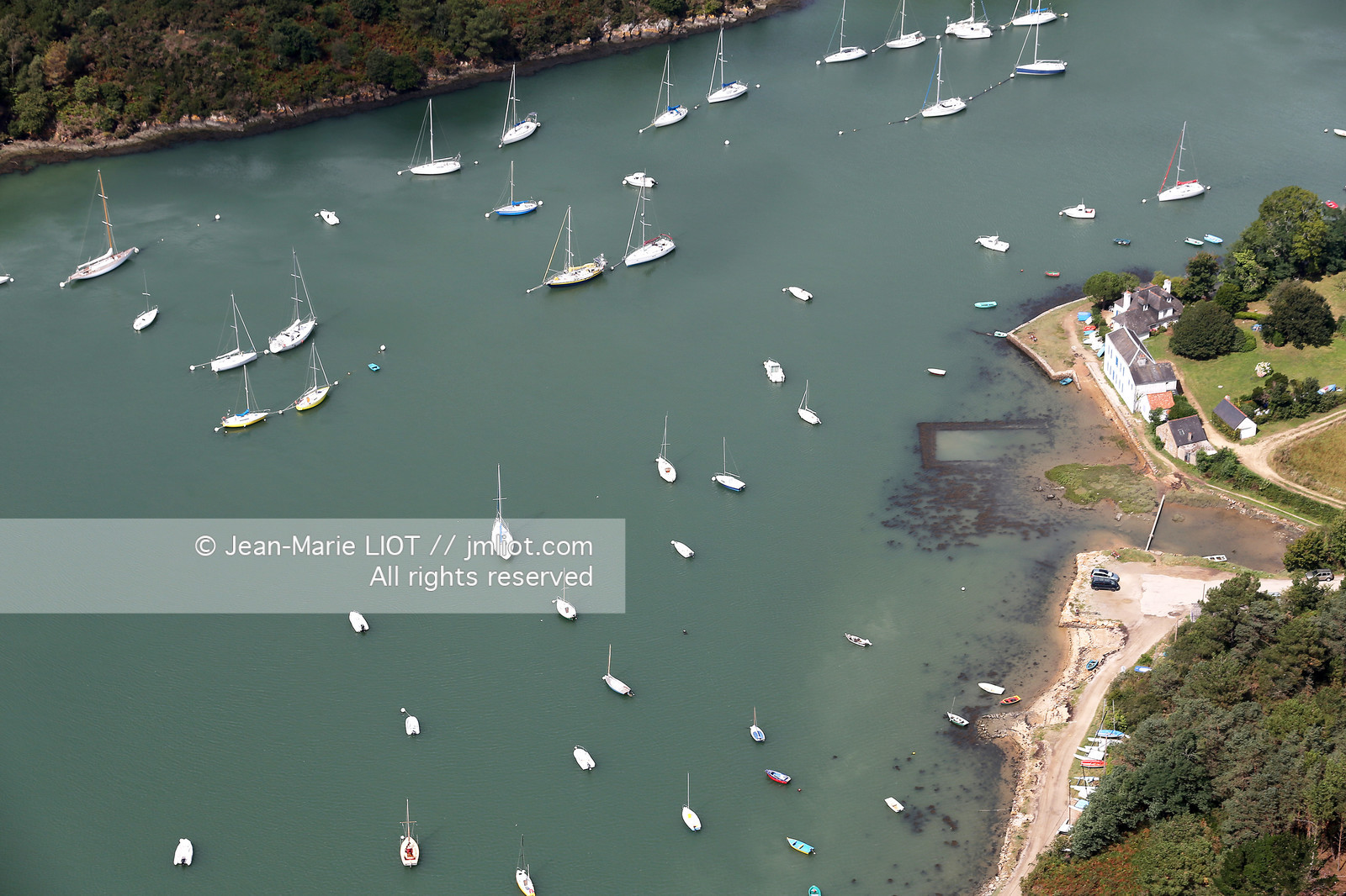 VUE AERIENNE DU GOLFE DU MORBIHAN .PHOTO © JEAN-MARIE LIOT.