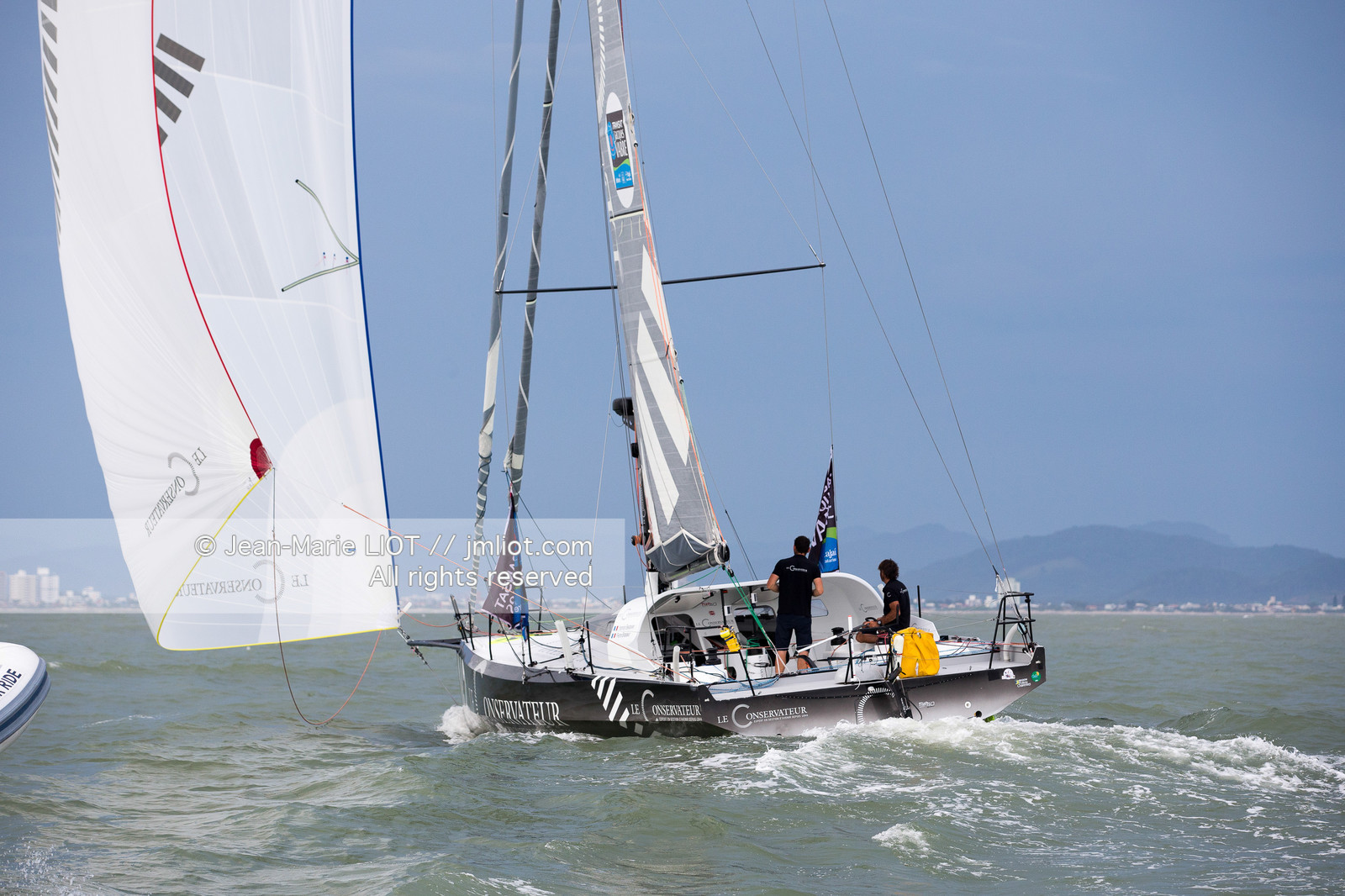 Itajaï (bresil) le 18 novembre 2015, arrivée de Yannick Bestaven et Pierre Brasseur à bord du Class 40 Le Conservateur, premier au classement des Class 40. .Photo © Jean-Marie Liot.
