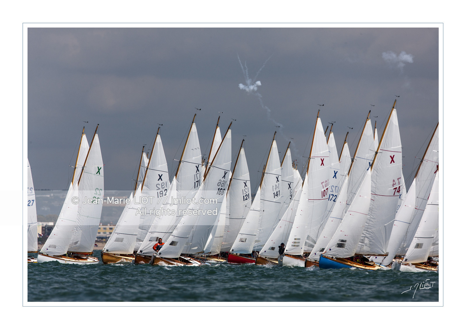 L'île de Wight au Sud-Est de l'Angleterre est un lieu mythique pour la voile. Nombres de régates commencent à Cowes au pied du Royal Yacht Squadron, le très célèbre Club de Voile..Ici on régate presque tous les jours..© Jean-Marie LIOT.