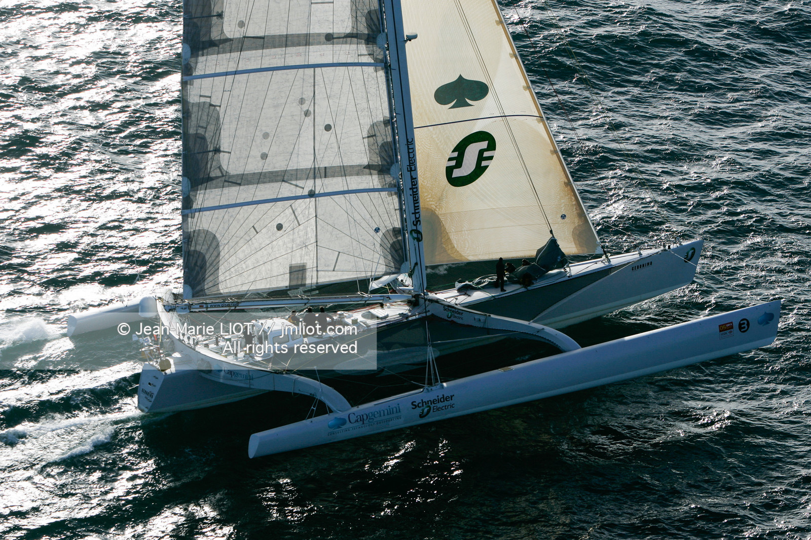 Départ du Trophée Jules Verne du maxi trimaran Geronimo, skipper Olivier de Kersauzon, 28 décembre 2004, Photo Jean-Marie LIOT - www.jmliot.com.