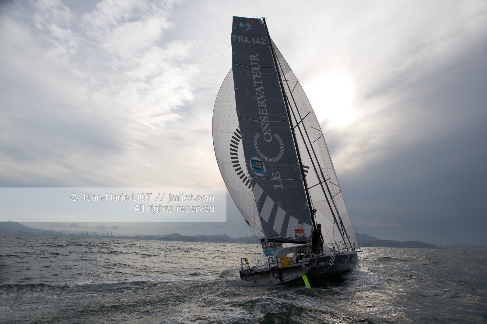 Itajaï (bresil) le 18 novembre 2015, arrivée de Yannick Bestaven et Pierre Brasseur à bord du Class 40 Le Conservateur, premier au classement des Class 40. .Photo © Jean-Marie Liot.