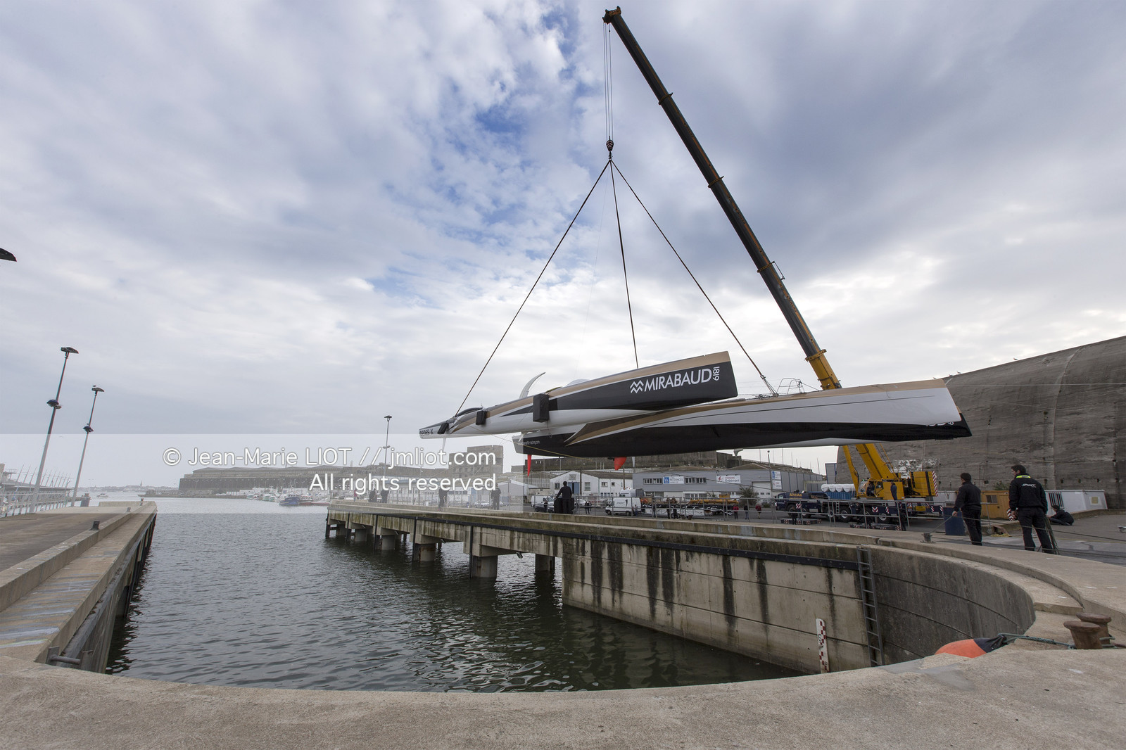 Maxi-Triimaran Spindrift 2 Launching