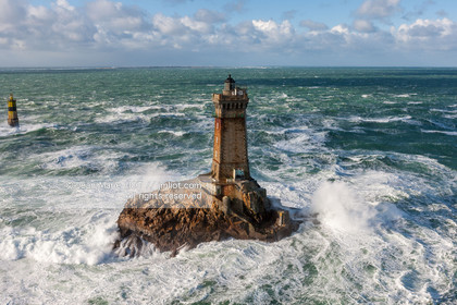 PHARES DANS LA TEMPËTE.