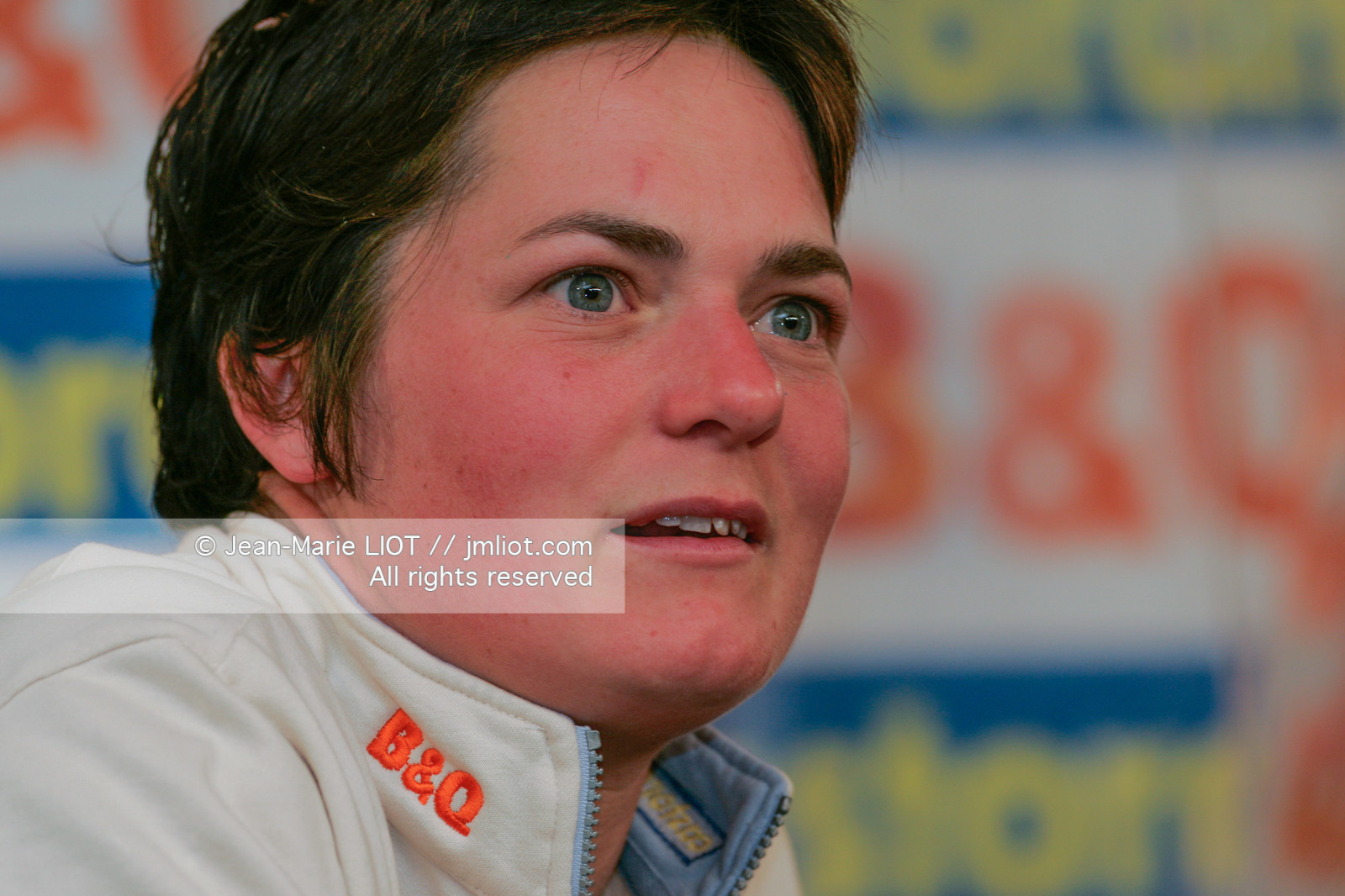 Départ d'Ellen MacArthur à bord du maxi-trimaran B&Q Castorama, pour tenter de battre le record du Tour du Monde en Solitaire sans Escale, à Falmouth (GB), le 27 novembre 2004, photo : Jean-Marie LIOT - www.jmliot.com